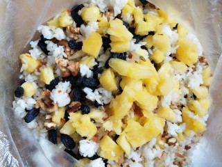 11、菠萝饭,拌入干果