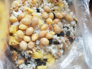 12、菠萝饭,加入煮熟的白果