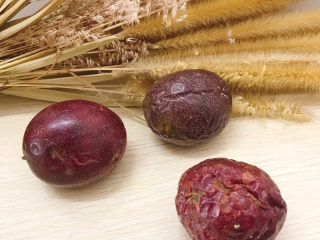 1、百香果蜜糖水,准备好百香果