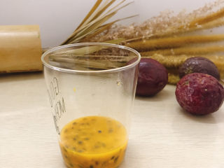 2、百香果蜜糖水,切开百香果顶部，倒出百香果汁