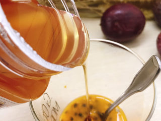 4、百香果蜜糖水,倒入百香果中