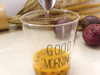 5、百香果蜜糖水,搅拌一下