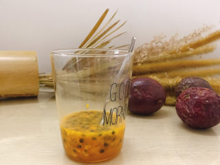 6、百香果蜜糖水,我经常就这样吃掉啦