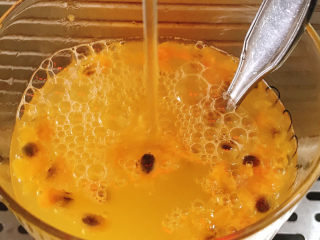 7、百香果蜜糖水,加入温水