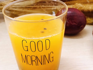 8、百香果蜜糖水,搅拌均匀