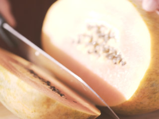 2、木瓜雪蛤膏,木瓜洗干净外皮，在顶部切出2/5作盖，挖出核和瓤，洗净。