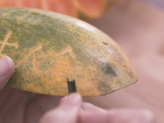 4、木瓜雪蛤膏,雪蛤膏放入木瓜，加盖隔水蒸片刻