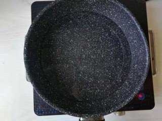 2、手煮奶茶西米露,首先先烧一锅清水。