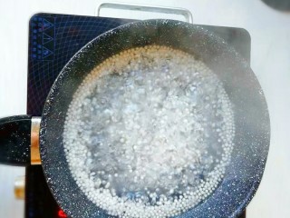 3、手煮奶茶西米露,西米不用泡水开之后直接下到锅里。