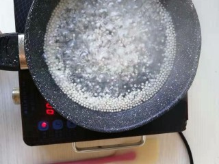 4、手煮奶茶西米露,火候儿不能太小，让西米在水中不停的翻滚。