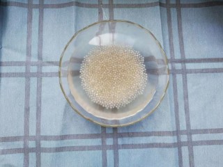 6、手煮奶茶西米露,西米煮到半透明，中间还有一点儿白色硬芯儿的时候关火，过滤出水，倒入冰水中投几遍。