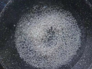 8、手煮奶茶西米露,水开之后倒入半透明的西米。