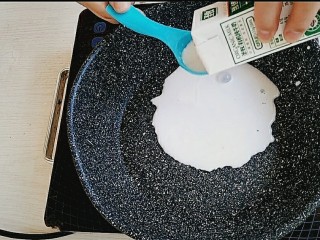 12、手煮奶茶西米露,锅中倒入椰浆和牛奶，这个可以根据自己的口味调节。