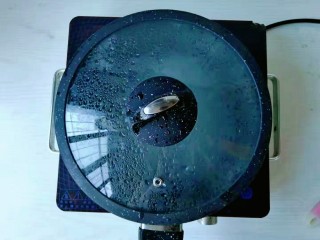 10、手煮奶茶西米露,西米继续煮五分钟之后关火盖盖焖上。