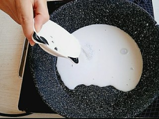 13、手煮奶茶西米露,我的叶江很甜，所以我只用了3克的白糖，如果是甜的人可以再继续加。