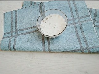 14、手煮奶茶西米露,把西米倒入小碗中，倒入熬好的椰奶。