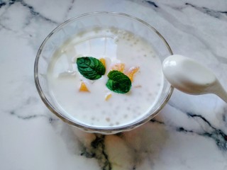 16、手煮奶茶西米露,用薄荷叶子点缀一下。，喜欢喝冰镇糖水的小可爱们可以冰镇一下。