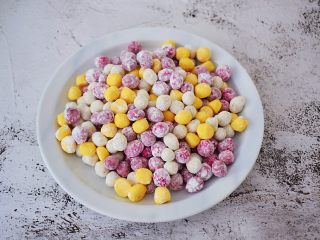 6、椰香西米水果芋圆,再分割揉成小丸子，其他三种水果也按此步骤做好