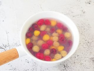 11、椰香西米水果芋圆,把水果芋圆跟西米混合