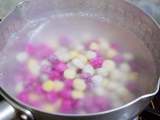 9、椰香西米水果芋圆,另起锅烧开水，放入水果芋圆，不停的搅拌，免得粘锅了