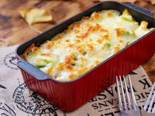 8、什锦咖喱焗饭,将容器放入烤箱中。220°烘烤10分钟。取出就可以享受美味啦！