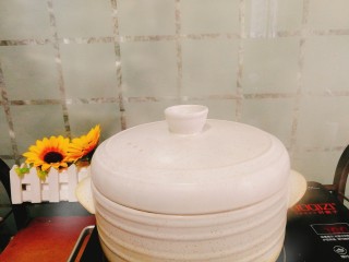 9、辅食计划+虾仁鸡蛋羹,盖上盖子，蒸分钟15分钟之后，不要着急打开盖子