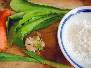 1、翡翠凉皮（不用洗面的凉皮）,准备好面粉，青菜，胡萝卜，蒜，蒜苗