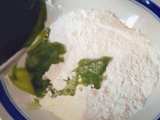 4、翡翠凉皮（不用洗面的凉皮）,过滤好的青菜汁倒入面粉中