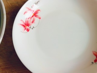 6、翡翠凉皮（不用洗面的凉皮）,盘子里涂一层油