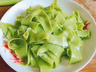 13、翡翠凉皮（不用洗面的凉皮）,切条装盘备用