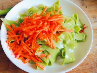 14、翡翠凉皮（不用洗面的凉皮）,加入切好的胡萝卜丝