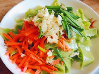 15、翡翠凉皮（不用洗面的凉皮）,加入蒜和蒜苗