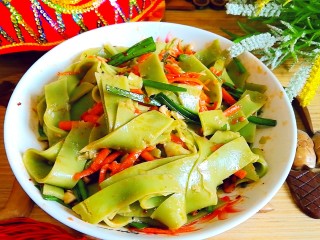 18、翡翠凉皮（不用洗面的凉皮）,口感清爽，色泽诱人