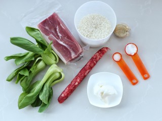 1、上海咸肉菜饭,准备好所需食材
