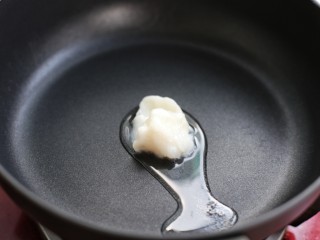 7、上海咸肉菜饭,待米饭煮好后，将猪油放入锅中小火融化