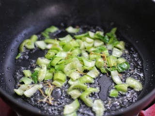 9、上海咸肉菜饭,将油菜梗放入锅中翻炒一分钟左右