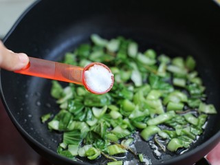 11、上海咸肉菜饭,调入糖