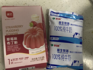 1、草莓蜜豆布丁,准备好食材备用