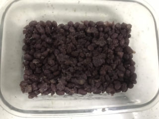 2、草莓蜜豆布丁,在模具底部铺一层蜜豆