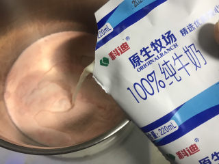 4、草莓蜜豆布丁,称牛奶360克