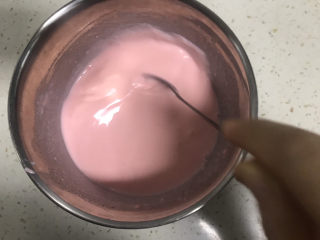 5、草莓蜜豆布丁,用勺子搅拌均匀