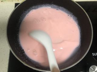 6、草莓蜜豆布丁,再把液体倒入锅中开小火，不停搅拌