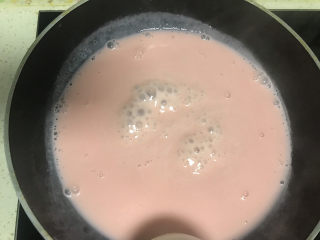 7、草莓蜜豆布丁,小火加热至鼓泡泡关火