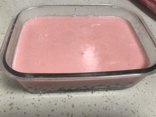 8、草莓蜜豆布丁,倒入模具内自然冷却后放冰箱冷藏，口感更佳