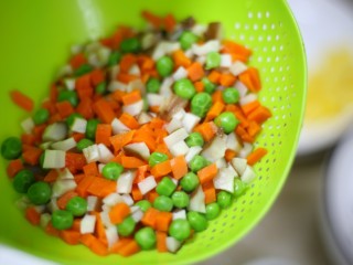 5、色彩缤纷的菠萝炒饭,沥干水分。