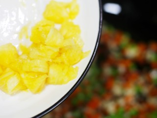 8、色彩缤纷的菠萝炒饭,加入菠萝肉继续翻炒片刻。