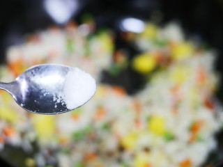 11、色彩缤纷的菠萝炒饭,加适量盐。