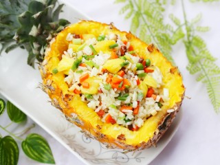 12、色彩缤纷的菠萝炒饭,出锅装入菠萝碗中,撒上葱花。