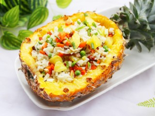14、色彩缤纷的菠萝炒饭,颜值超高!