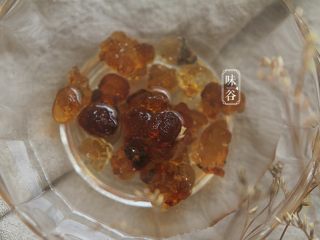 2、火龙果银耳糖水,桃胶要用清水浸泡十个小时以上；
